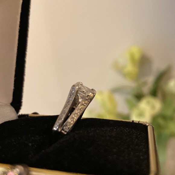 Beautiful Princess Cut Diamond Ring!💍💍- FIRM - Picture 9 of 12